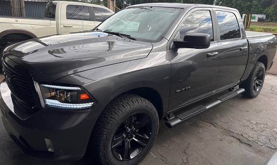 RAM CLASSIC 5.7 V8 GASOLINA LARAMIE NIGHT EDITION CD 4X4 AUTOMÁTICO